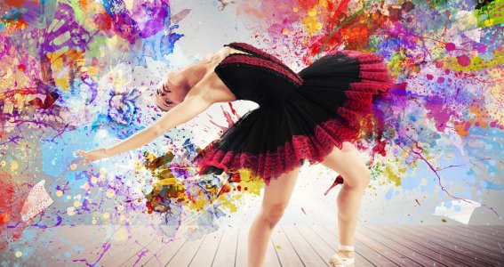 Ein Mädchen tanzt im Ballettkostüm. 