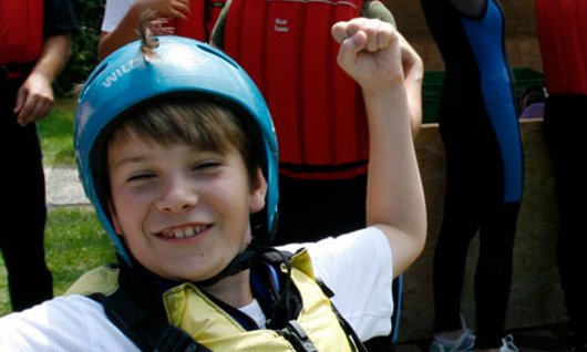 Kind mit Schwimmweste und Helm