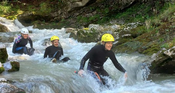 Männer und Frauen im Wasser