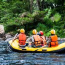 Erwachsene in einem Rafting 