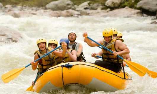Erwachsene in einem Rafting