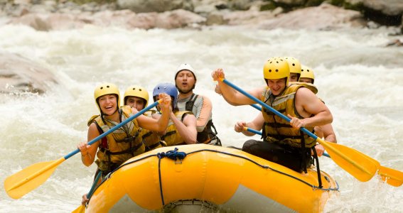 Erwachsene in einem Rafting