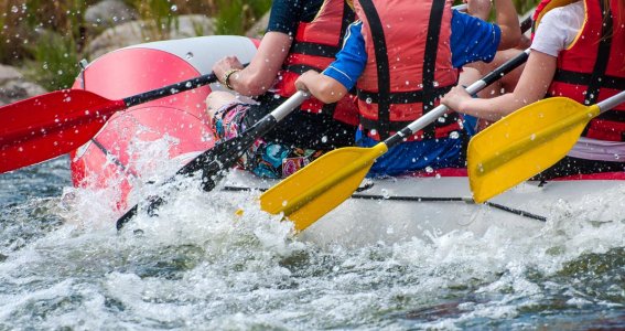 Kinder im Rafting