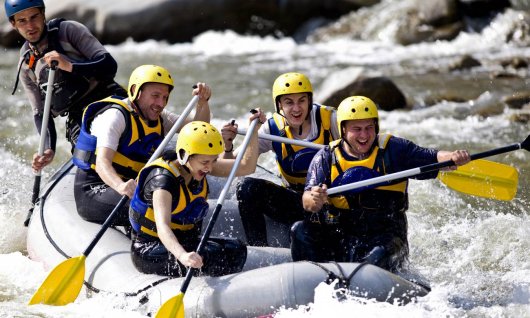Jugendliche im Rafting