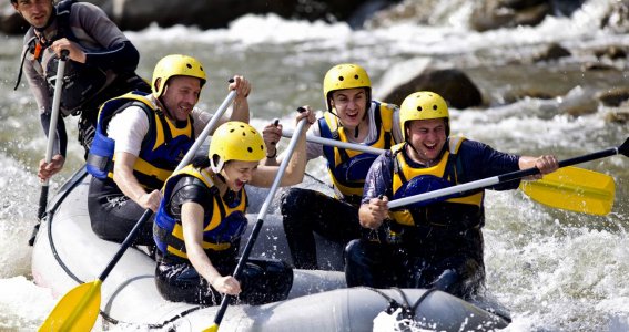 Jugendliche im Rafting