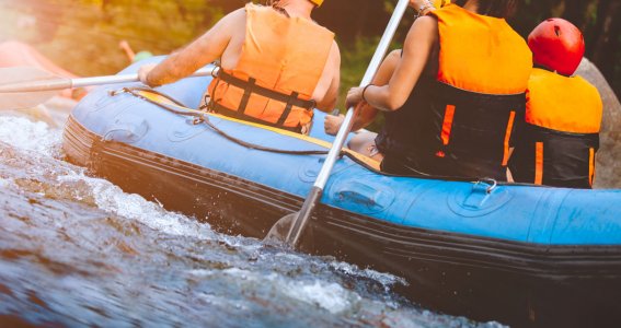 Jugendliche im Rafting 