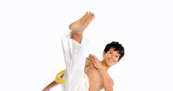 Jugendlicher Junge macht Capoeira