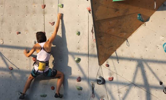 Frau, die an der Wand klettert