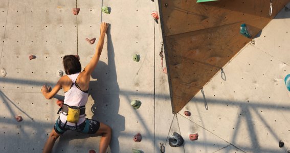 Frau, die an der Wand klettert