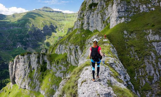Frau, die durch die Berge geht 