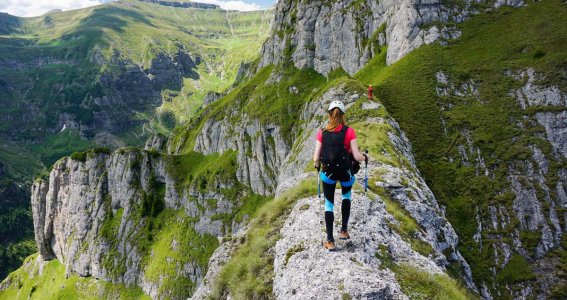 Frau, die durch die Berge geht 