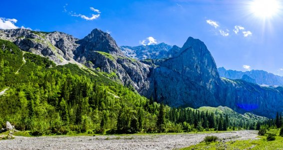 Berge und Sonne 