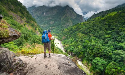 Mann, der die Aussicht in den Bergen genießt 