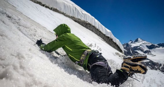 Mann liegt im Schnee