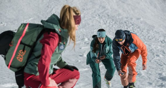 Personen laufen durch den Schnee