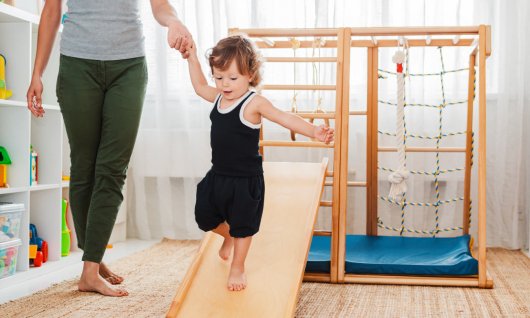 Erwachsener führt kleines Kind an der Hand 