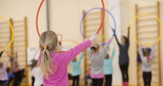 Kinder mit einem Hula-Hup Reifen