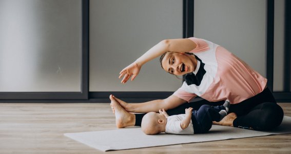 Mama mit Baby auf der Matte