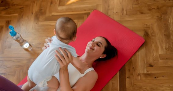 Mama mit Baby auf der Matte 