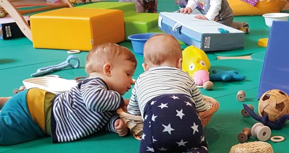 Baby`s die zusammen spielen