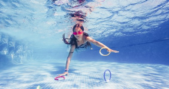 Mädchen beim Tauchen im Schwimmkurs in München