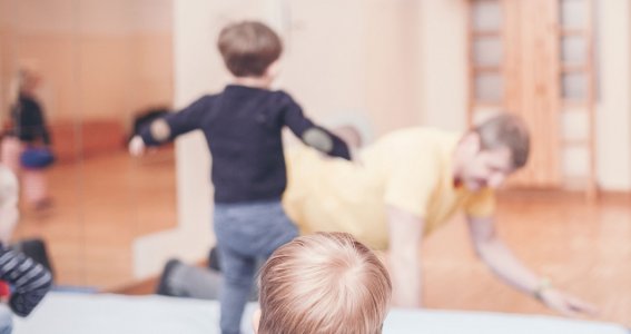 Kinder turnen und Aquabell Trainer krabbelt