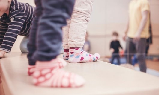 Rutschstrümpfe beim Kinderturnen in München-Schwabing