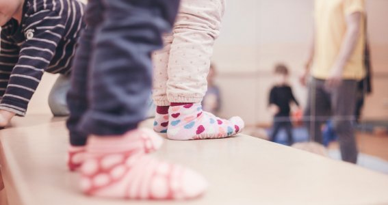 Rutschstrümpfe beim Kinderturnen in München-Schwabing