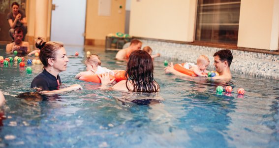 Eltern und Babys gewöhnen sich an das Wasser in München