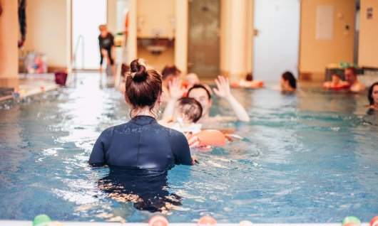 Jana Zeitler vermittelt Spass am Wasser für Babys in München