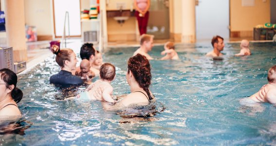 Babys im Schwimmkurs bei Aquabell in München