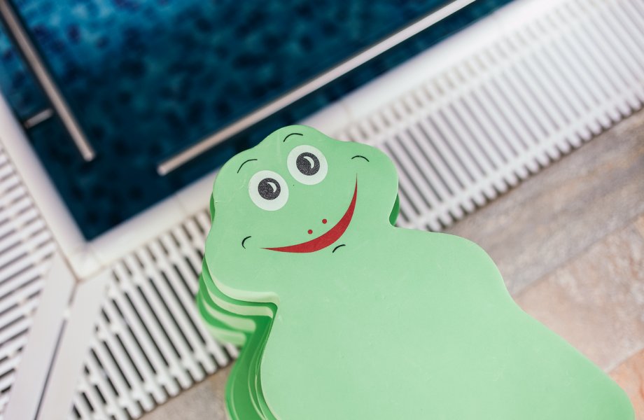 Froschboard als Hilfsmittel für das Schwimmen lernen in München