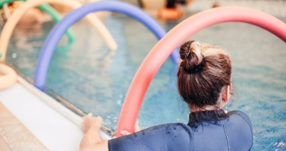 Jana Zeitler von Aquabell bereitet Kinderschwimmen vor