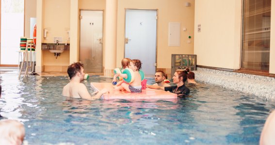 Kinder im Schwimmlernkurs bei Aquabell in München haben Spass