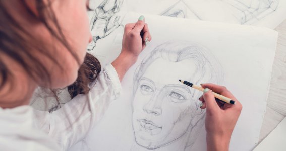 Mädchen zeichnet Portrait