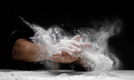 Hände klatschen mit Kalk