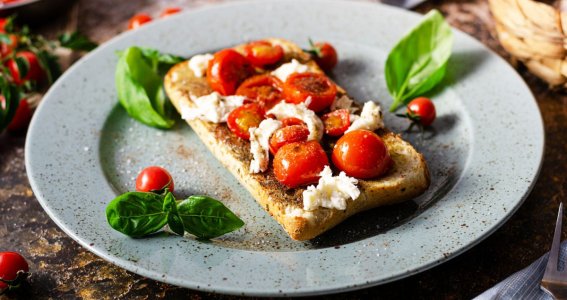 Bruscetta mit Tomaten Mozarella