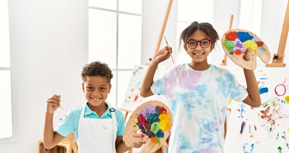 Zwei Kinder malen und halten Farben in die Luft. 