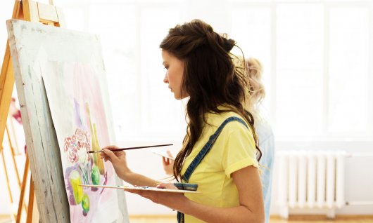 Frau malt auf Leinwand