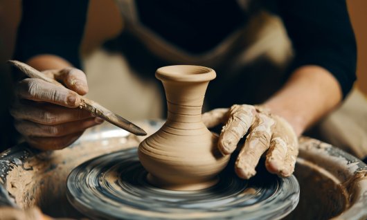 Töpferkurse für Erwachsene in München  Vase die hergestellt wird