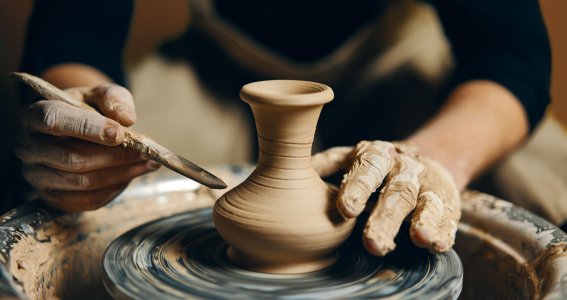 Vase die hergestellt wird 