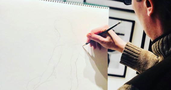 Mann zeichnet Figur beim Kurs vom Atelier Winter