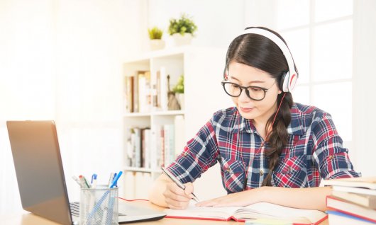 Jugendliche lernt Englisch