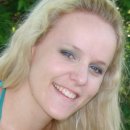 Die Kursanbieterin Lucia Schneider von Zwergensprache Ein Potraitfoto von der Kursanbieterin Lucia Schneider von Zwergensprache