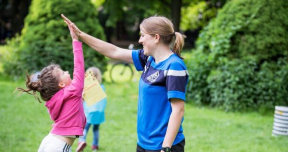 Kleines Mädchen macht High Five mit erwachsener Frau