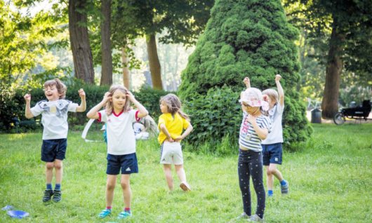 5 Kinder spielen mit dem Ball