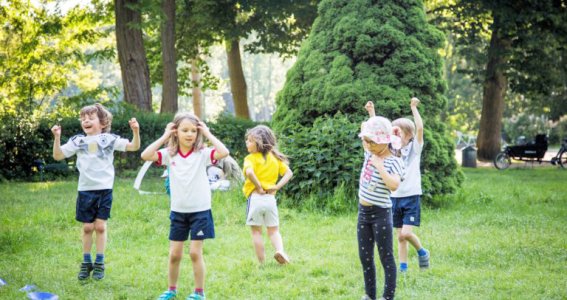 5 Kinder spielen mit dem Ball