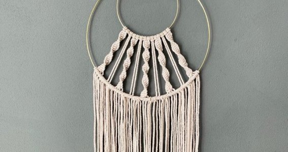 Makramee Traumfänger hängt an einer Wand