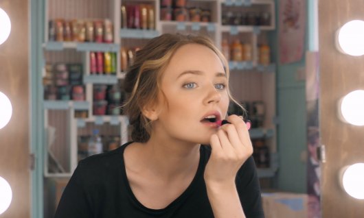 Geburtstag Schminkparty für Jugendliche ab 12 Jahren in Köln und Umgebung Eine junge Frau mit perfektem, dezenten Make-Up steht vor dem Spiegel und trägt Lippenstift auf