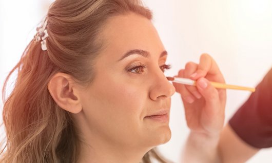 Makeover Schminkparty für Erwachsene in Köln Eine Frau wird geschminkt